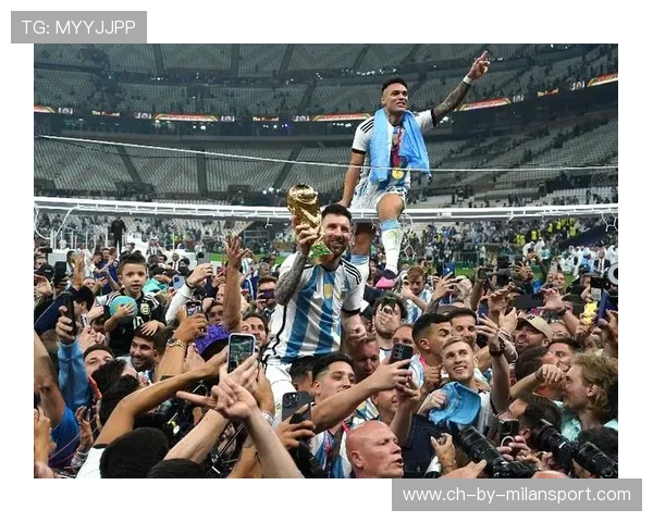 冠军典礼出现感动瞬间,梅西身侧好友难掩泪水的背后