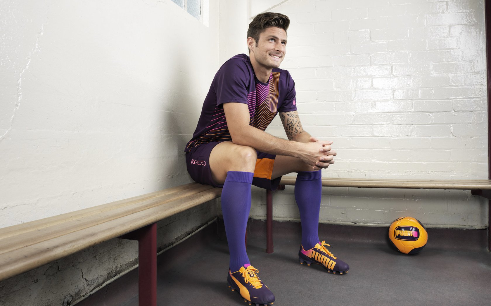 激光对战+体能障碍综合赛 跑跳翻滚中完成“击中任务”